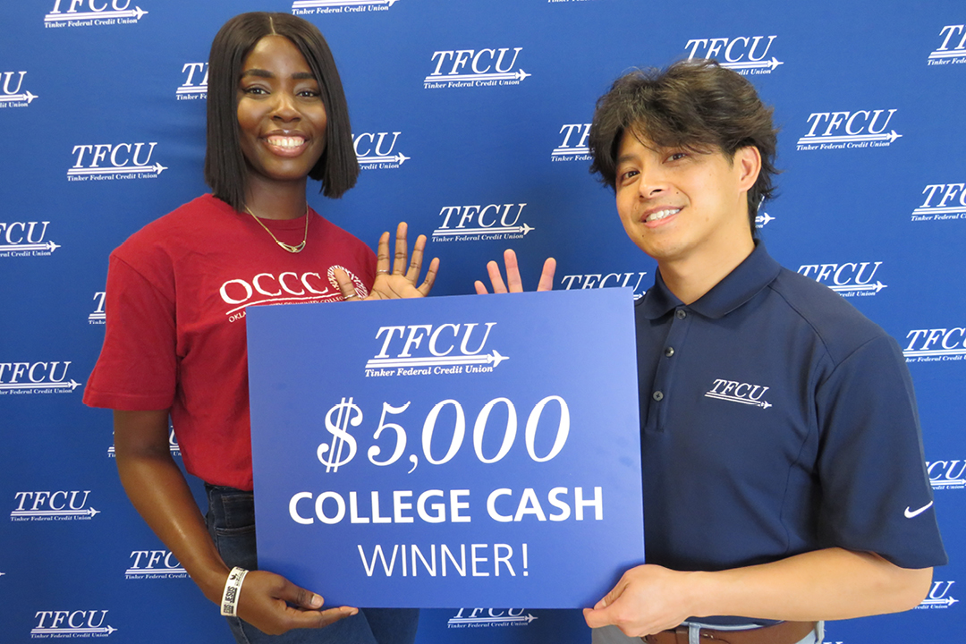 TFCU employee standing with a student while holding a sign that says $5,000 college cash winner